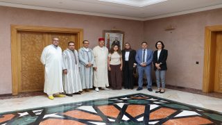عامل عمالة إنزكان أيت ملول يكرّم المتفوقة فرح أدمنصور بعد تصدرها نتائج الباكالوريا بمعدل 19,48